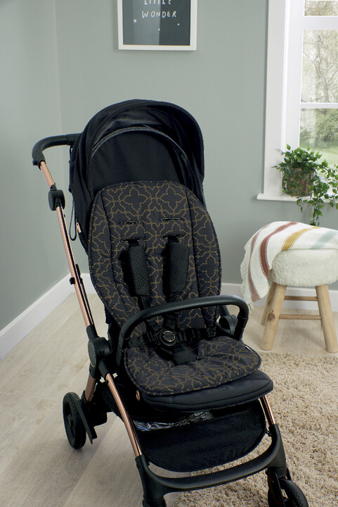مجموعة مستلزمات أساسية أوكارو مع مقعد سيارة جوي آي-سبين 360 آي-سايز للأطفال الرضع أسود - 6 قطع image number 16